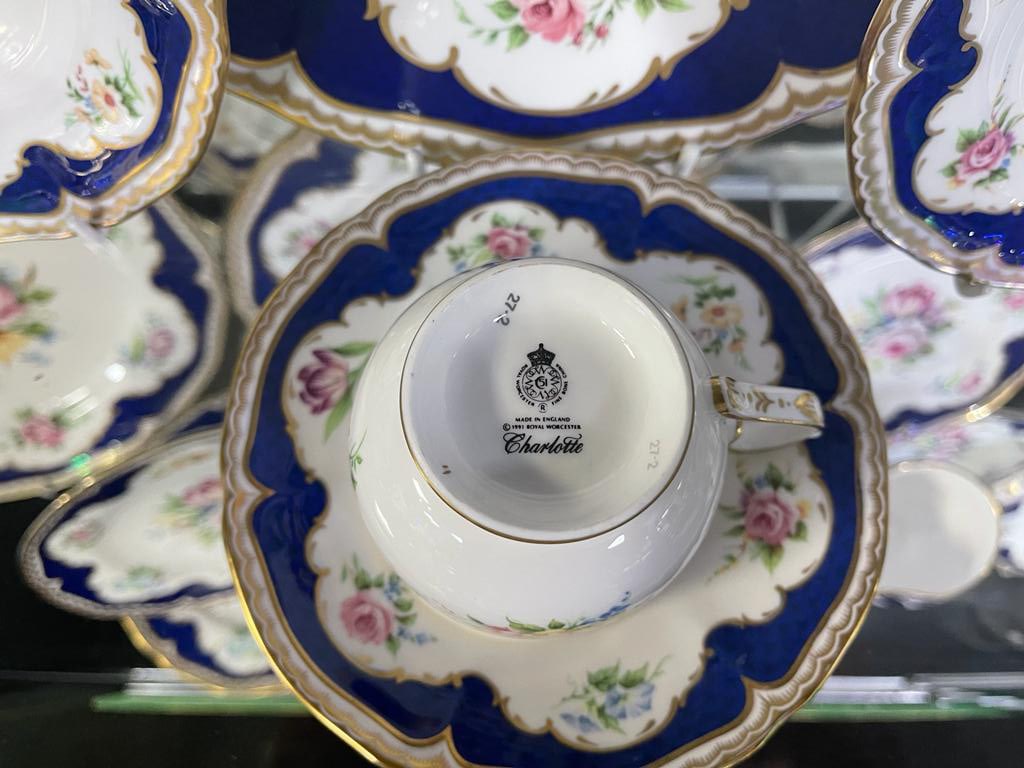 Royal Worcester Charlotte Dinner Service 70 Pieces - 12
