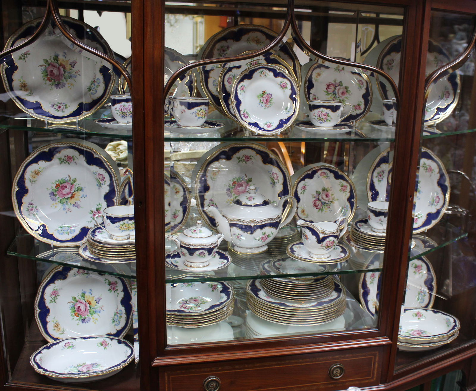 Royal Worcester Charlotte Dinner Service 70 Pieces: Title: Royal Worcester Charlotte Dinner Service 70 Pieces Description: Royal Worcester 'Charlotte' Pattern 70-Piece Dinner Service Made in England | Late 20th Century | First Quality A
