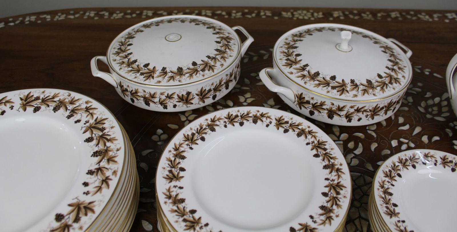 Large Wedgwood ‘Autumn Vine’ Bone China Dinner & Tea Service - 2