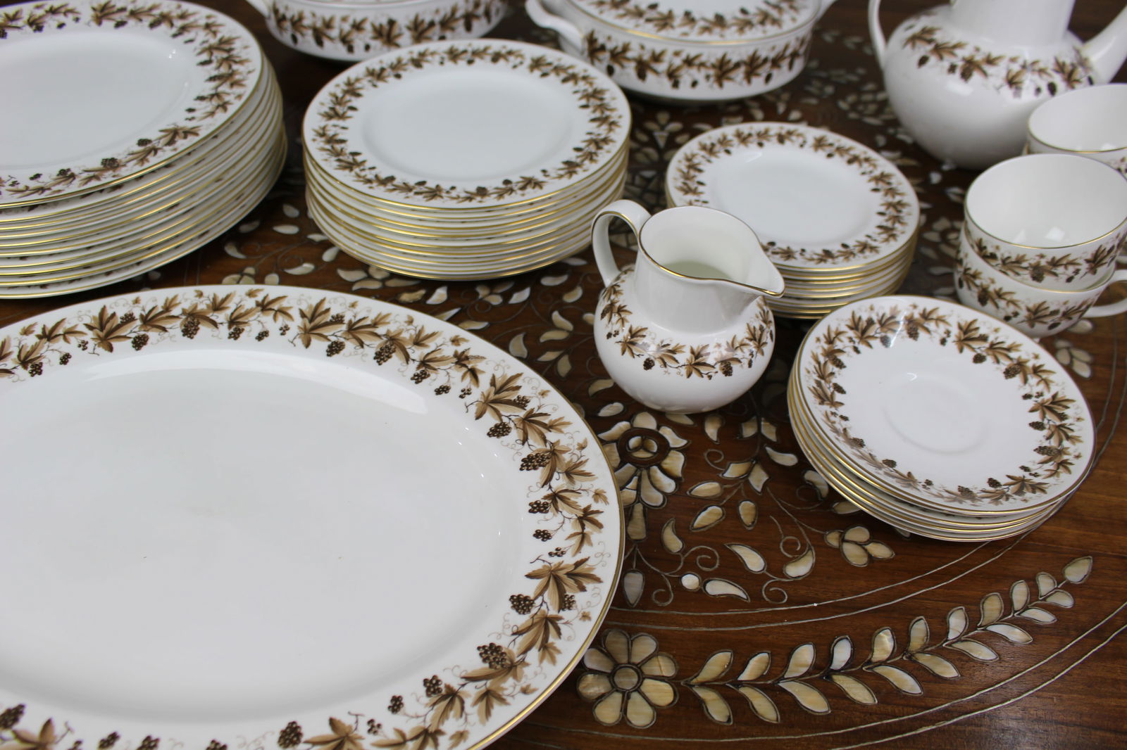 Large Wedgwood ‘Autumn Vine’ Bone China Dinner & Tea Service - 4