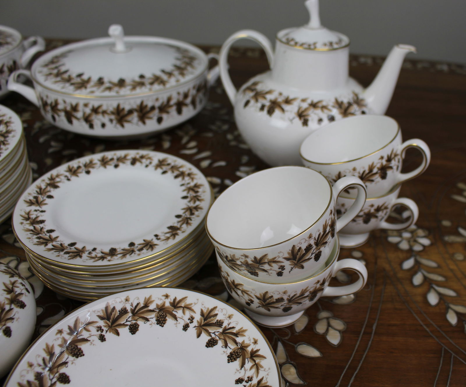 Large Wedgwood ‘Autumn Vine’ Bone China Dinner & Tea Service - 5