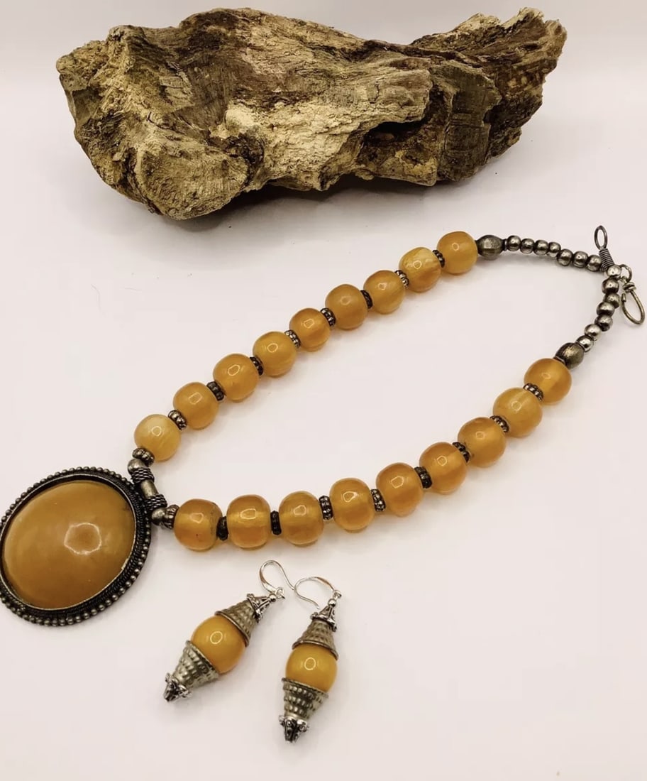 Vintage Amber Coloured Pine Resin Necklace With Pendant and Earring Bead Set: Title: Vintage Amber Coloured Pine Resin Necklace With Pendant and Earring Bead Set Description: Vintage Amber Coloured Pine Resin Necklace with Pendant and Earring Bead Set Condition: Used