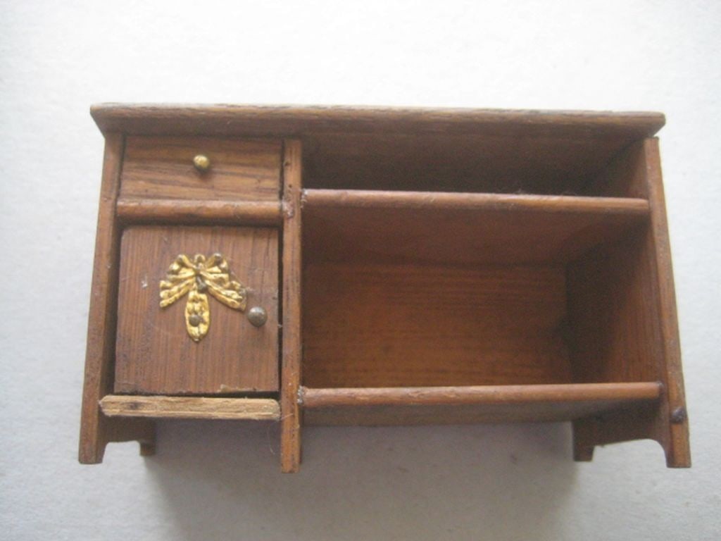 Vintage Dolls House Wooden Desk: Title: Vintage Dolls House Wooden Desk Description: Vintage Dolls House Wooden Desk. Height is 7cm. Condition: Used. Condition: Used Delivery option: Collection &