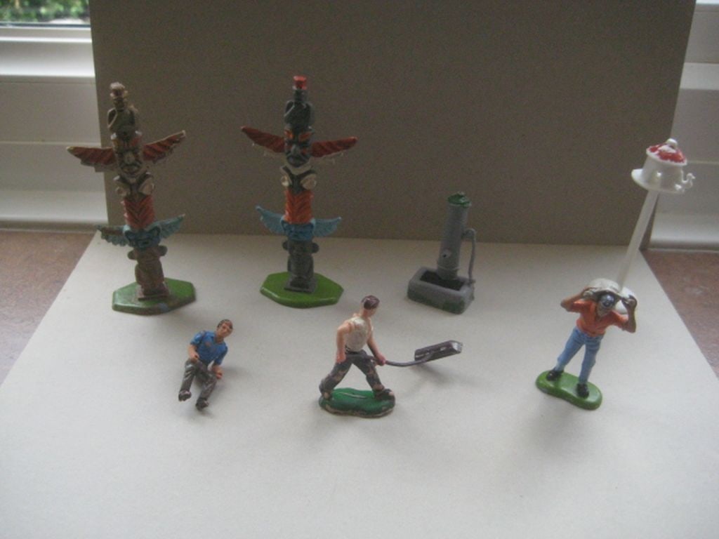 A Group of 7 Vintage Plastic Figures: Title: A Group of 7 Vintage Plastic Figures Description: A Group of 7 Vintage Plastic Figures. Condition: Used Condition: Used Delivery option: Collection &