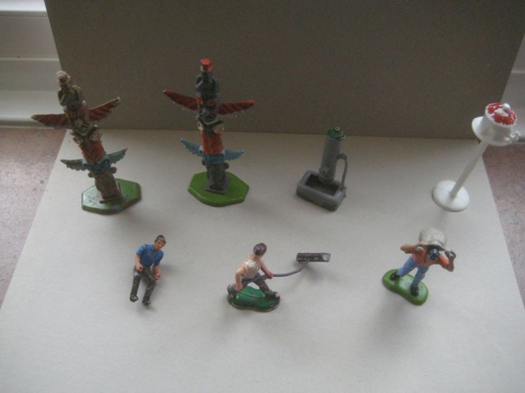 A Group of 7 Vintage Plastic Figures - 2