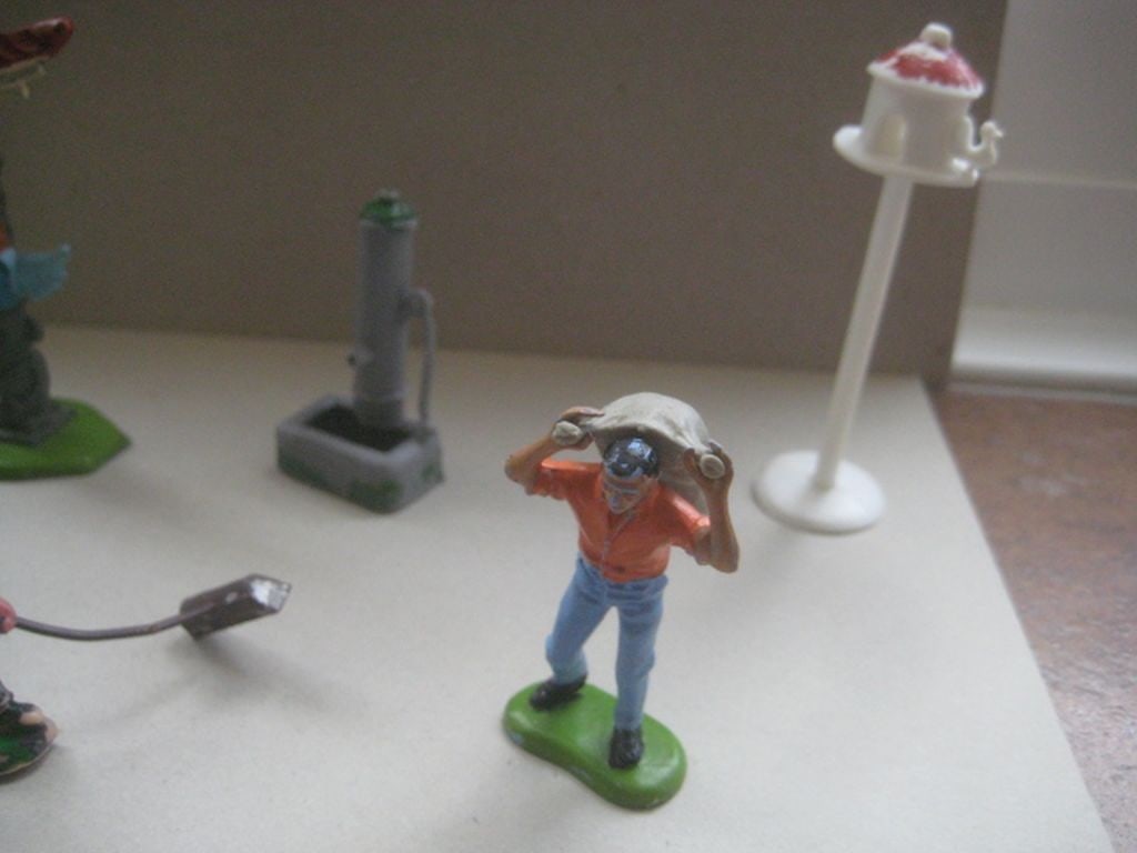 A Group of 7 Vintage Plastic Figures - 3