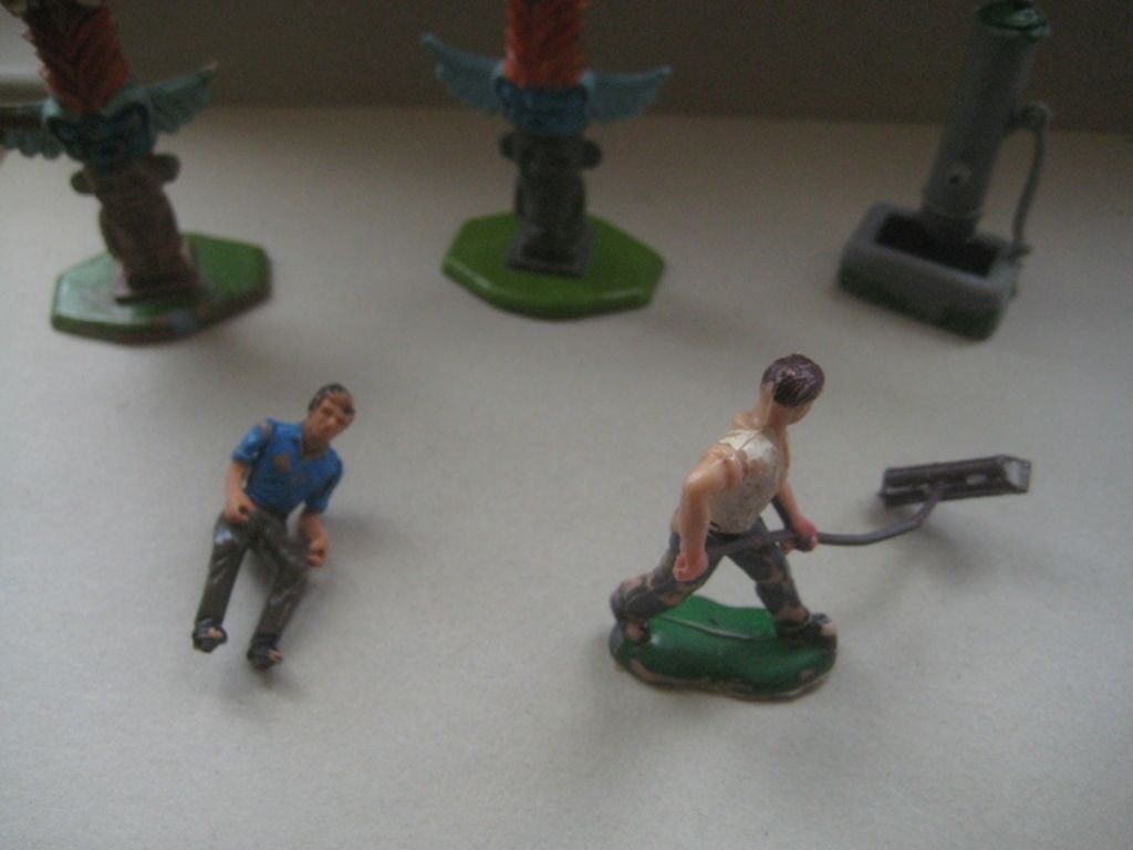 A Group of 7 Vintage Plastic Figures - 4