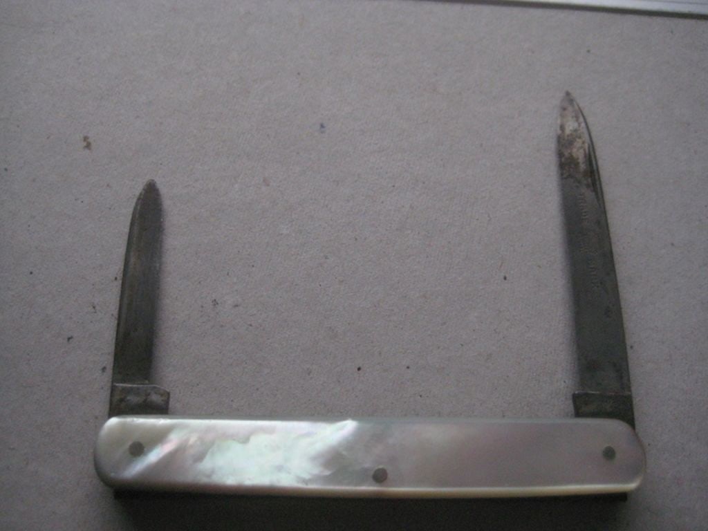 Victorian Mother of Pearl Hafted Twin Steel Bladed Penknife: Title: Victorian Mother of Pearl Hafted Twin Steel Bladed Penknife Description: Victorian Mother of Pearl Hafted Twin Steel Bladed Penknife. Made by Arthur Balfour & Co Ltd