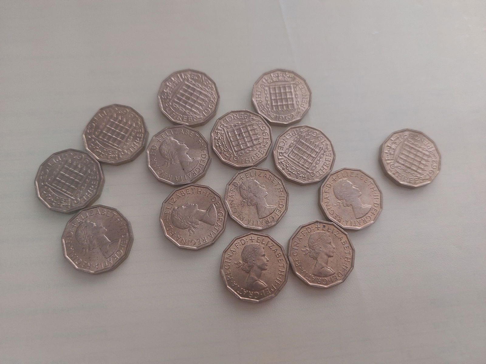 Threepenny Pieces x 14. 1962: Title: Threepenny Pieces x 14. 1962 Description: Bag of 14 threepenny pieces All are 1962 Good condition Collectable coins Not current legal currency Condition: Used Delivery