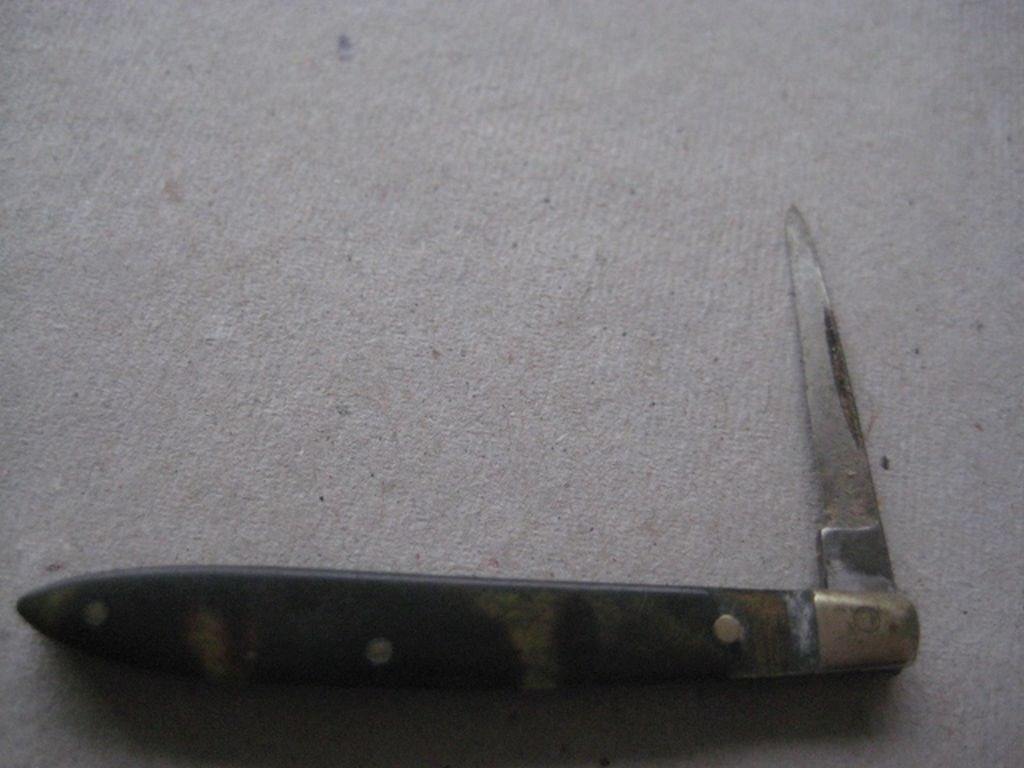Victorian Miniature Penknife: Title: Victorian Miniature Penknife Description: Victorian Miniature Penknife. Single steel blade. Length open is 2.75 Inches, and closed is 1.75 Inches. Condition: Some wear to