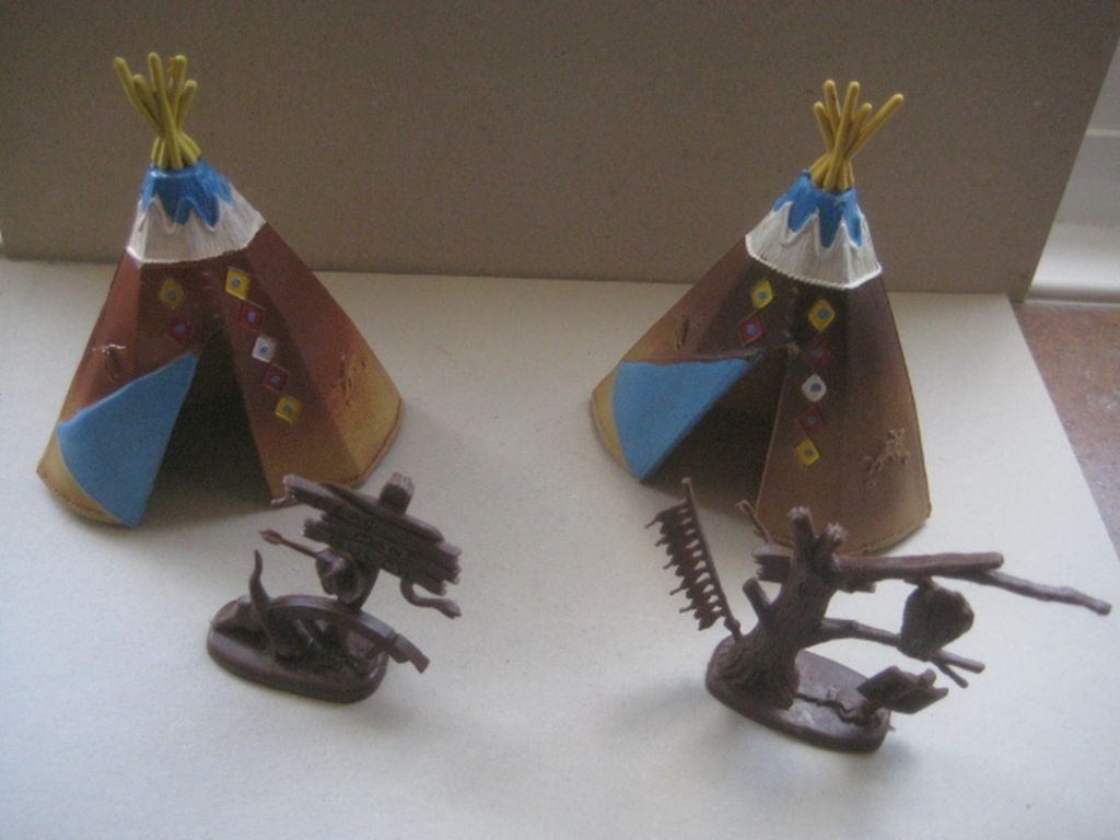 A Group of 4 Vintage Britain's Ltd Plastic Figures - 2