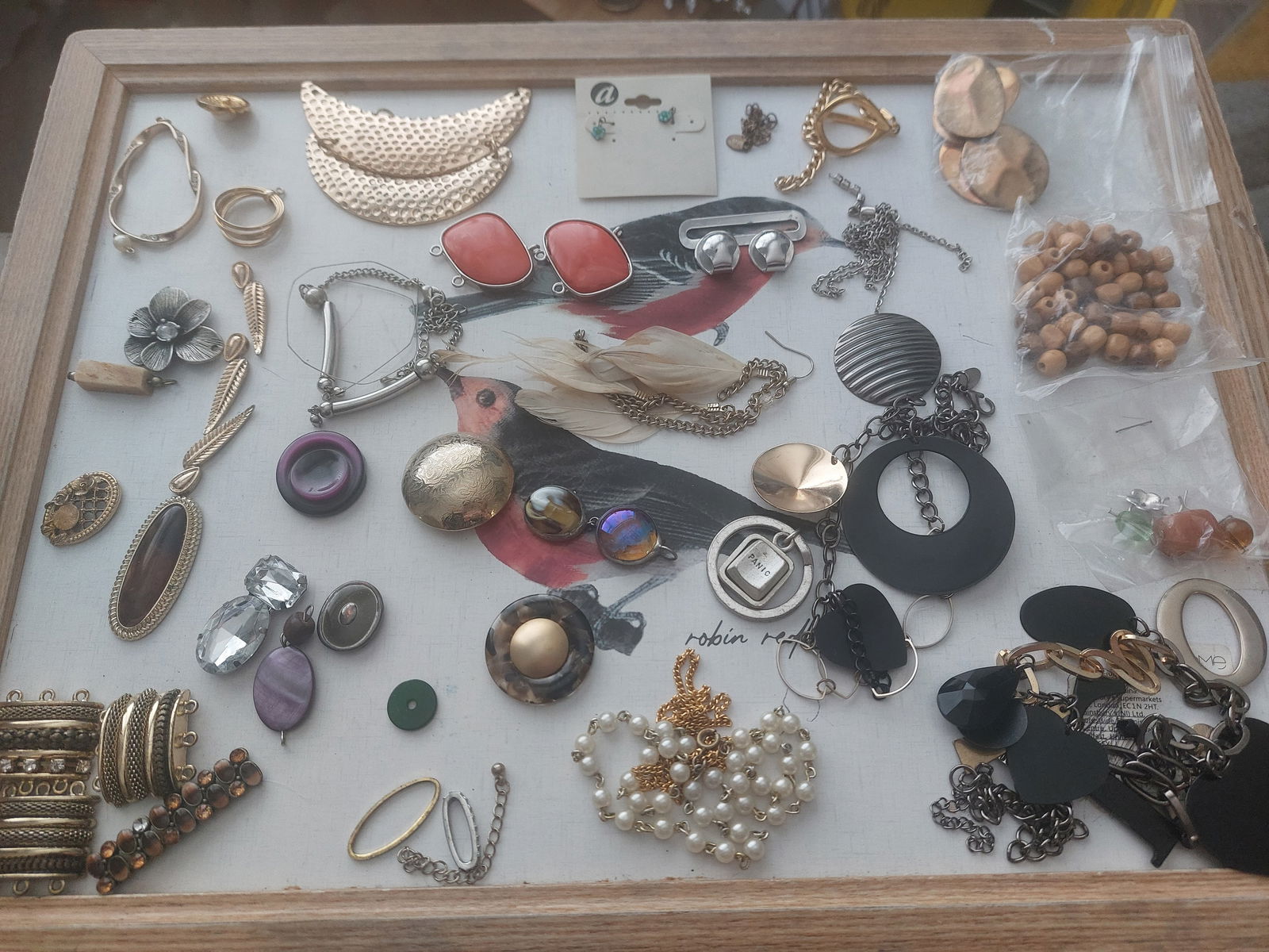 Mixed Bag of Costume Jewellery For Repairs: Title: Mixed Bag of Costume Jewellery For Repairs Description: Mixed bag of costume jewellery bits for repairs. No complete items Condition: Used Delivery option: Collection & Delivery