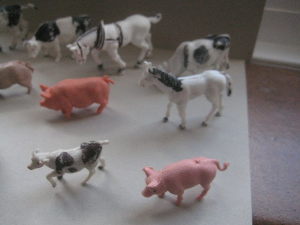 A Group of 12 Vintage Plastic Farm Animals - 3