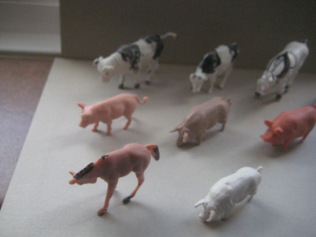 A Group of 12 Vintage Plastic Farm Animals - 5