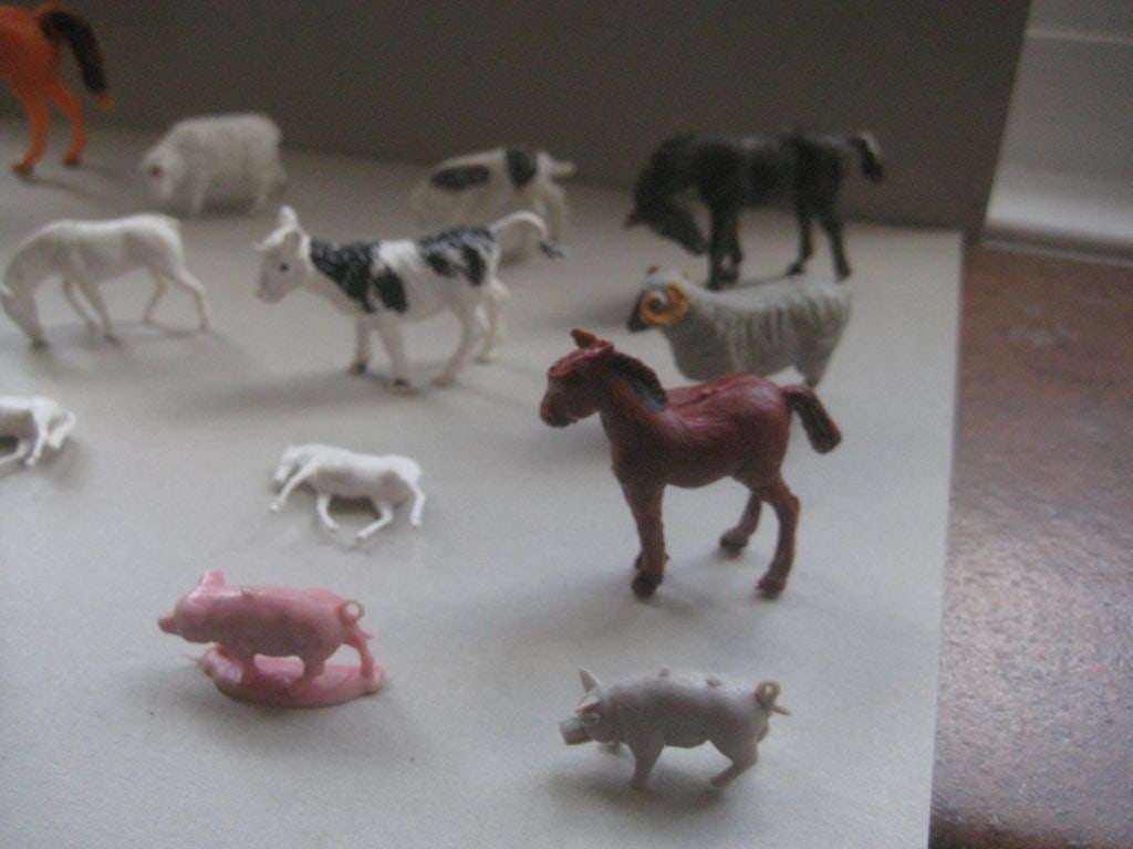 A Group of 16 Vintage Plastic Farm Animals - 3