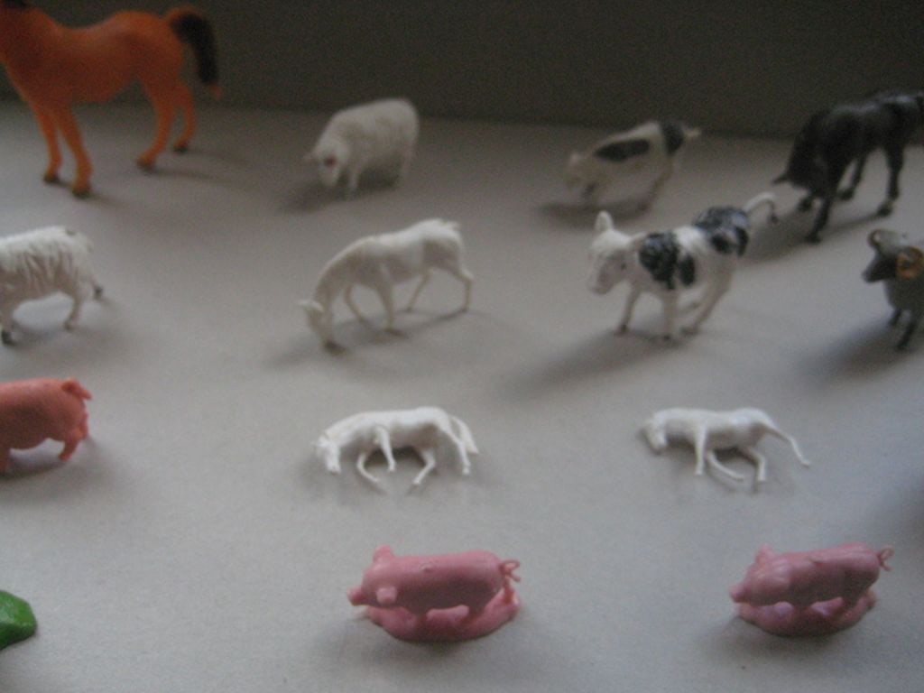 A Group of 16 Vintage Plastic Farm Animals - 4