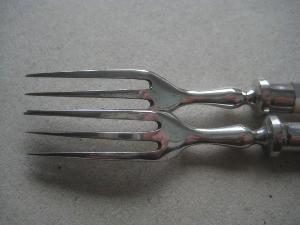 Antique Pair of Mother of Pearl Hafted Silver Plated Pickle Forks - 4