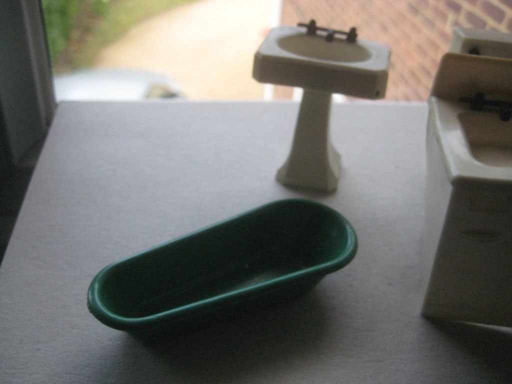 Vintage Dolls House Plastic Bathroom Suite - 3