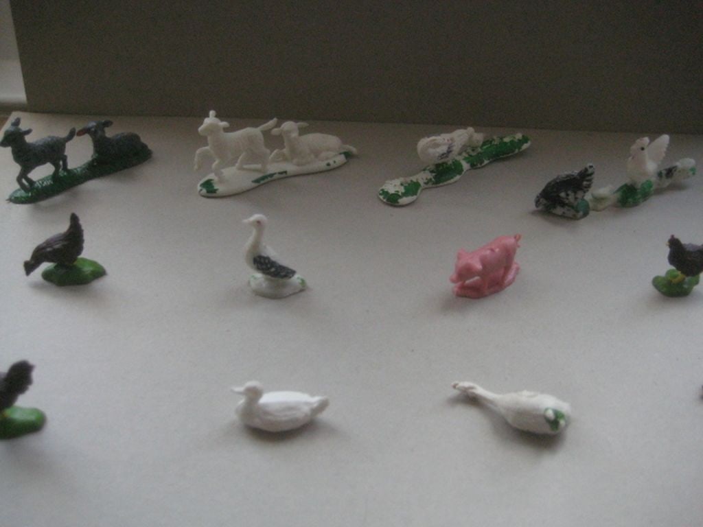 A Group of 12 Vintage Plastic Farm Animals - 4