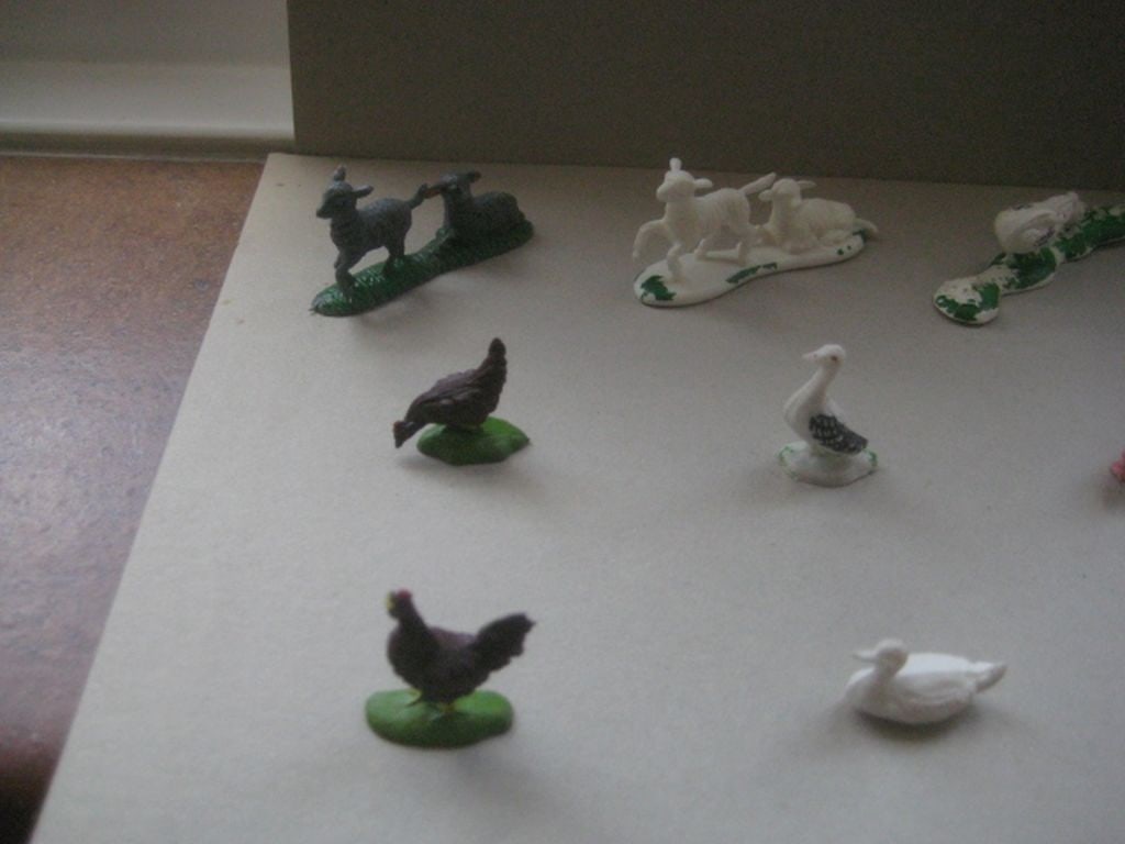 A Group of 12 Vintage Plastic Farm Animals - 5