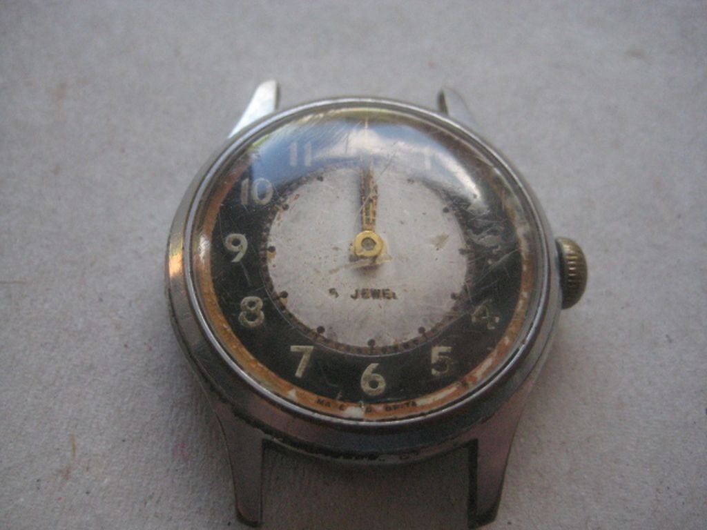 Vintage Ingersoll 5 Jewels Wrist Watch: Title: Vintage Ingersoll 5 Jewels Wrist Watch Description: Vintage Ingersoll 5 Jewels Wrist Watch. Diameter of Face is 35mm. Condition: General Wear to the face. Watch is not