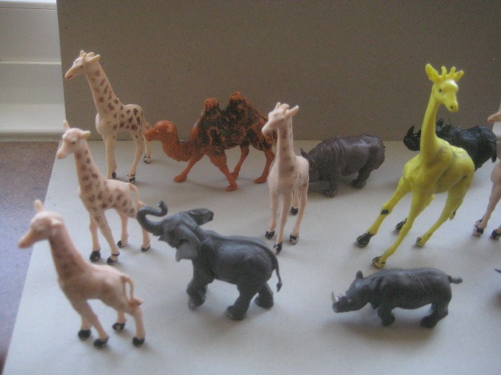A Group of 12 Vintage Plastic Animals - 4