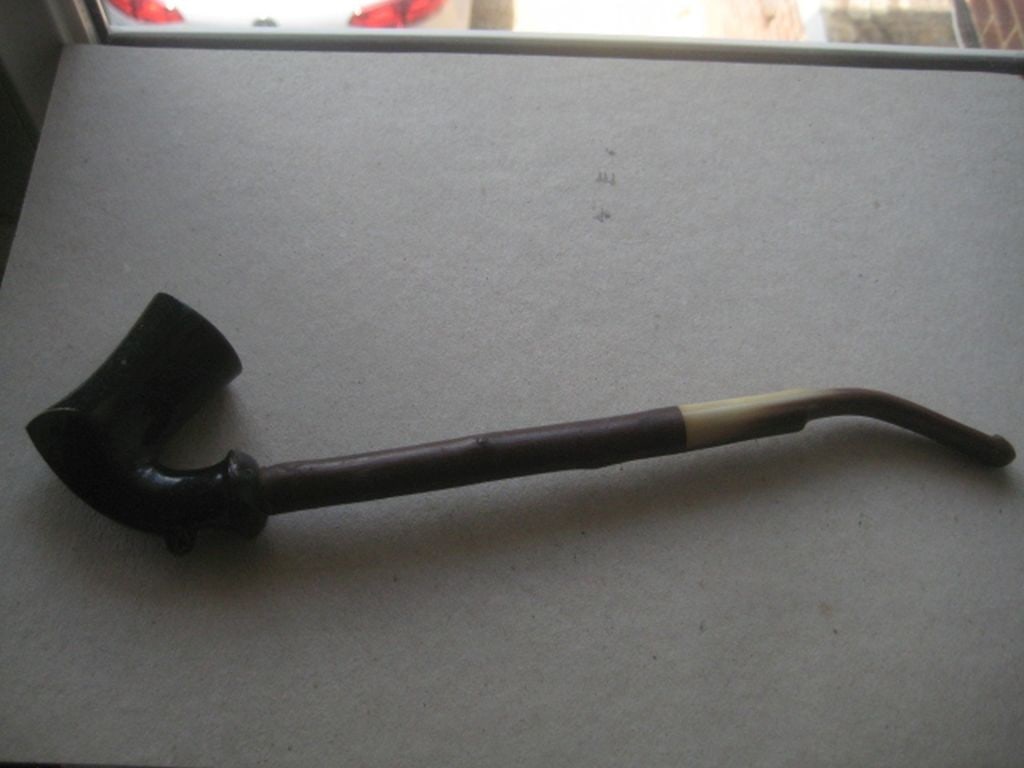 Antique Clay and Horn Pipe: Title: Antique Clay and Horn Pipe Description: Antique Clay and Horn Pipe. Length in Inches is 10, and Weight is 51.1 Grams. Condition: Good. 