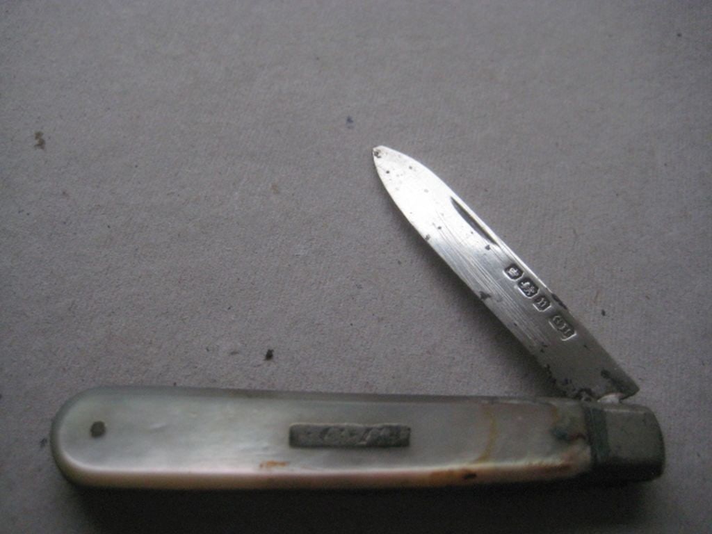 George V Mother of Pearl Hafted Silver Bladed Fruit Knife: Title: George V Mother of Pearl Hafted Silver Bladed Fruit Knife Description: George V Mother of Pearl Hafted Fruit Knife. Hallmarked for Sheffield 1913, and made by George Hardesty.