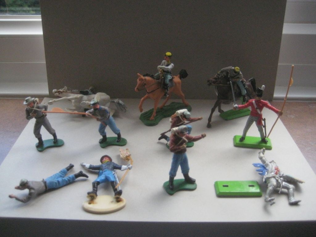 A Group of 11 Vintage Britain's Ltd Plastic Soldiers: Title: A Group of 11 Vintage Britain's Ltd Plastic Soldiers Description: A Group of 11 Vintage Britain's Plastic Soldiers. Condition: Used, Four of the figures are missing their