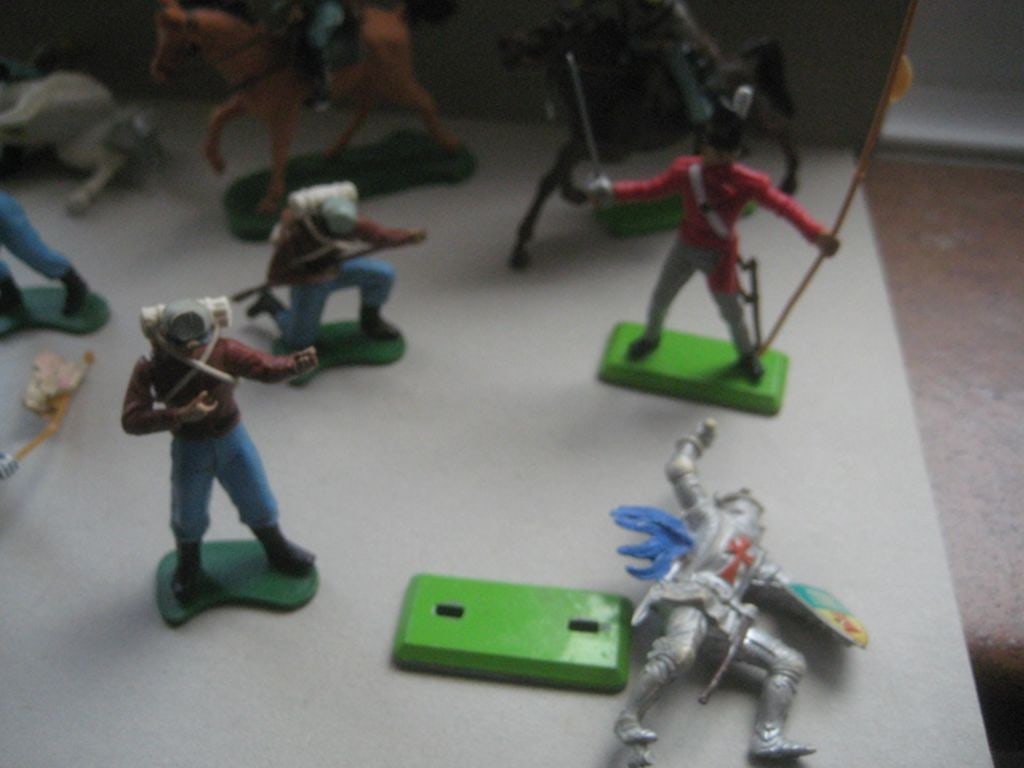A Group of 11 Vintage Britain's Ltd Plastic Soldiers - 3
