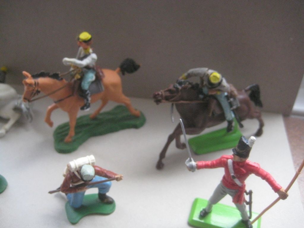 A Group of 11 Vintage Britain's Ltd Plastic Soldiers - 4