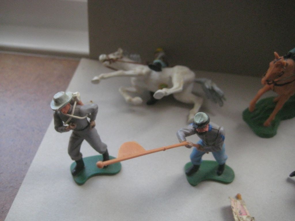 A Group of 11 Vintage Britain's Ltd Plastic Soldiers - 5