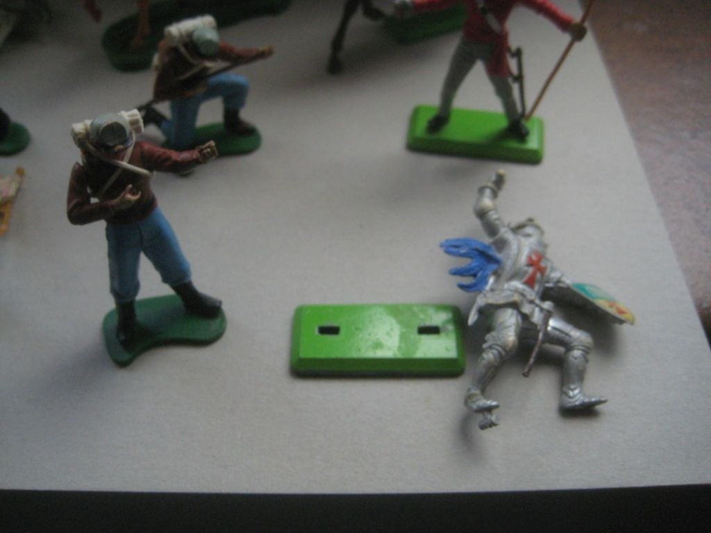 A Group of 11 Vintage Britain's Ltd Plastic Soldiers - 7