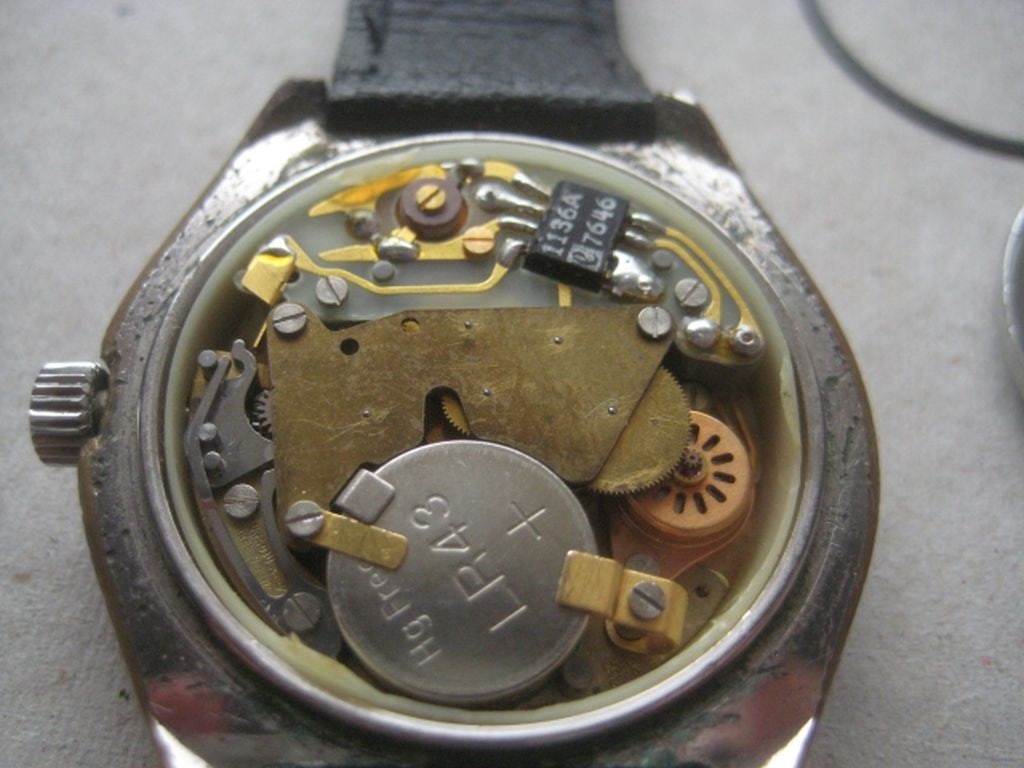 Vintage Lanco Quartz Gents Wrist Watch: Title: Vintage Lanco Quartz Gents Wrist Watch Description: Vintage Lanco Quartz Gents Wrist Watch. Diameter is approximately 30mm. Condition: The Watch Runs, However the watch needs looking at