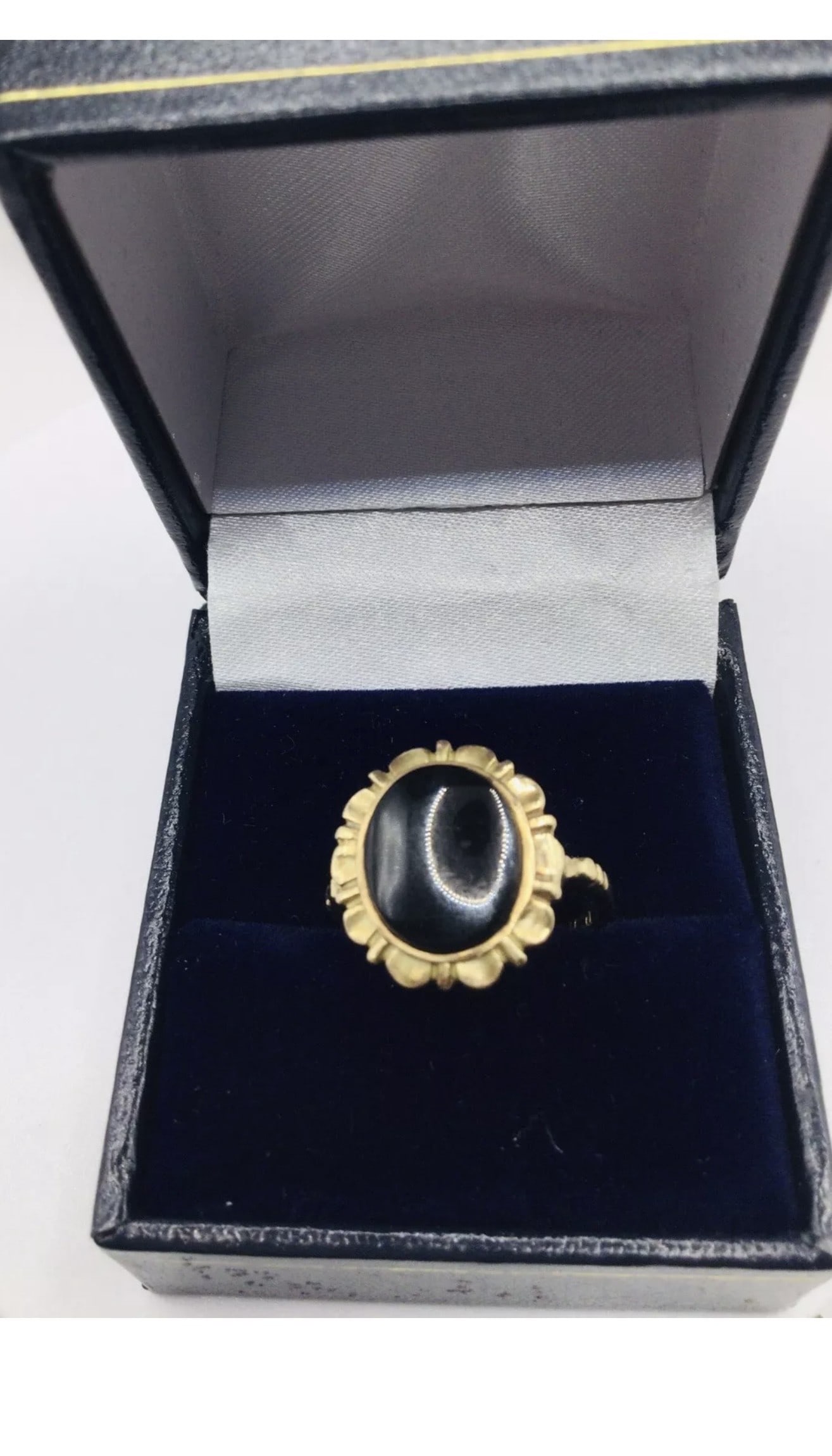 Vintage 10 Ct Gold Black Onyx Solitaire Dress Ring UK Size M US6 Eu 53 3.8g: Title: Vintage 10 Ct Gold Black Onyx Solitaire Dress Ring UK Size M US6 Eu 53 3.8g Description: Vintage 10 Ct Gold Black onyx Solitaire Dress ring UK size M US 6 Eu 53 