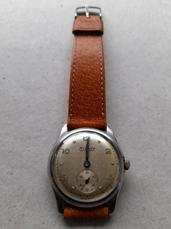Vintage Nivada Gents Mechanical Wristwatch: Title: Vintage Nivada Gents Mechanical Wristwatch Description: Vintage Nivada Gents Mechanical Wrist Watch. Dates to around the 1940's. Condition: Watch Does Not Run, it Needs to be