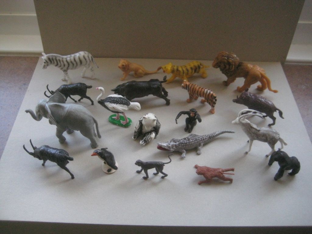 A Group of 19 Vintage Plastic Animals - 2