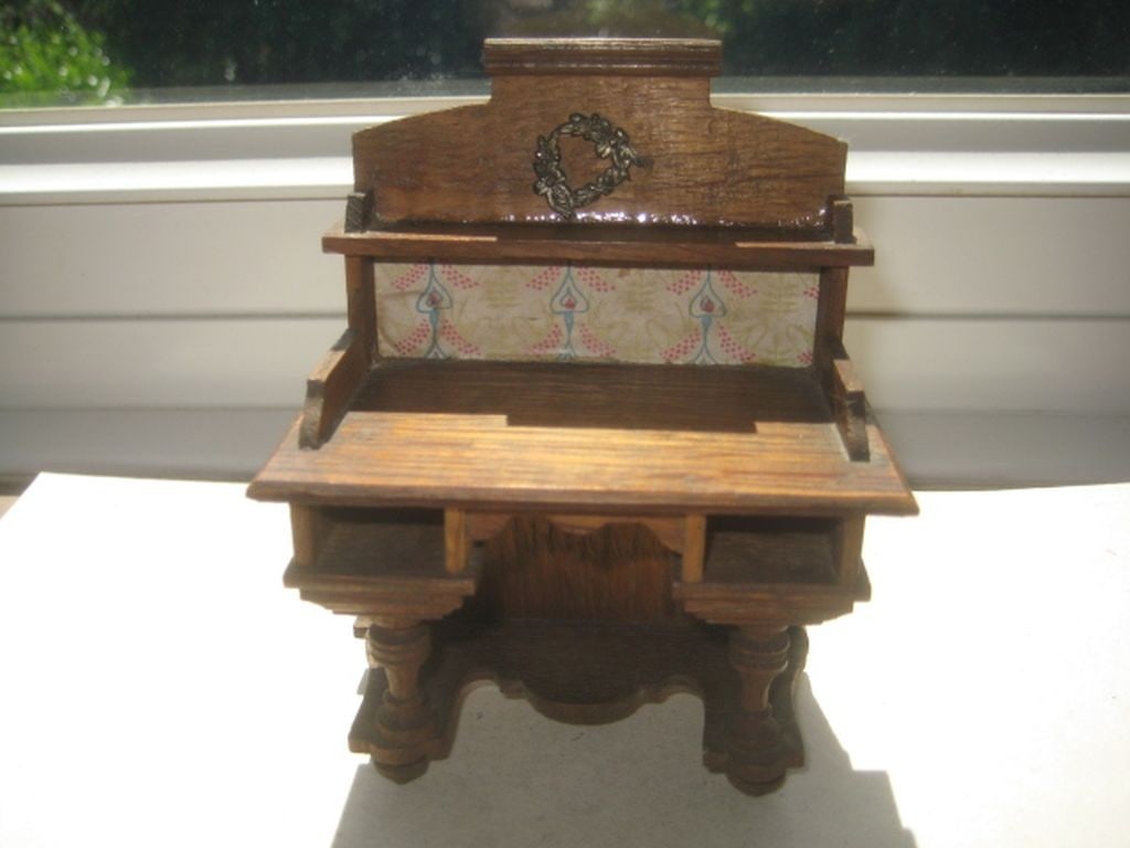 Vintage Dolls House Wooden Wash Stand: Title: Vintage Dolls House Wooden Wash Stand Description: Vintage Dolls House Wooden Wash Stand. Height is 12cm. Condition: Used. One of the feet has been repaired. 
