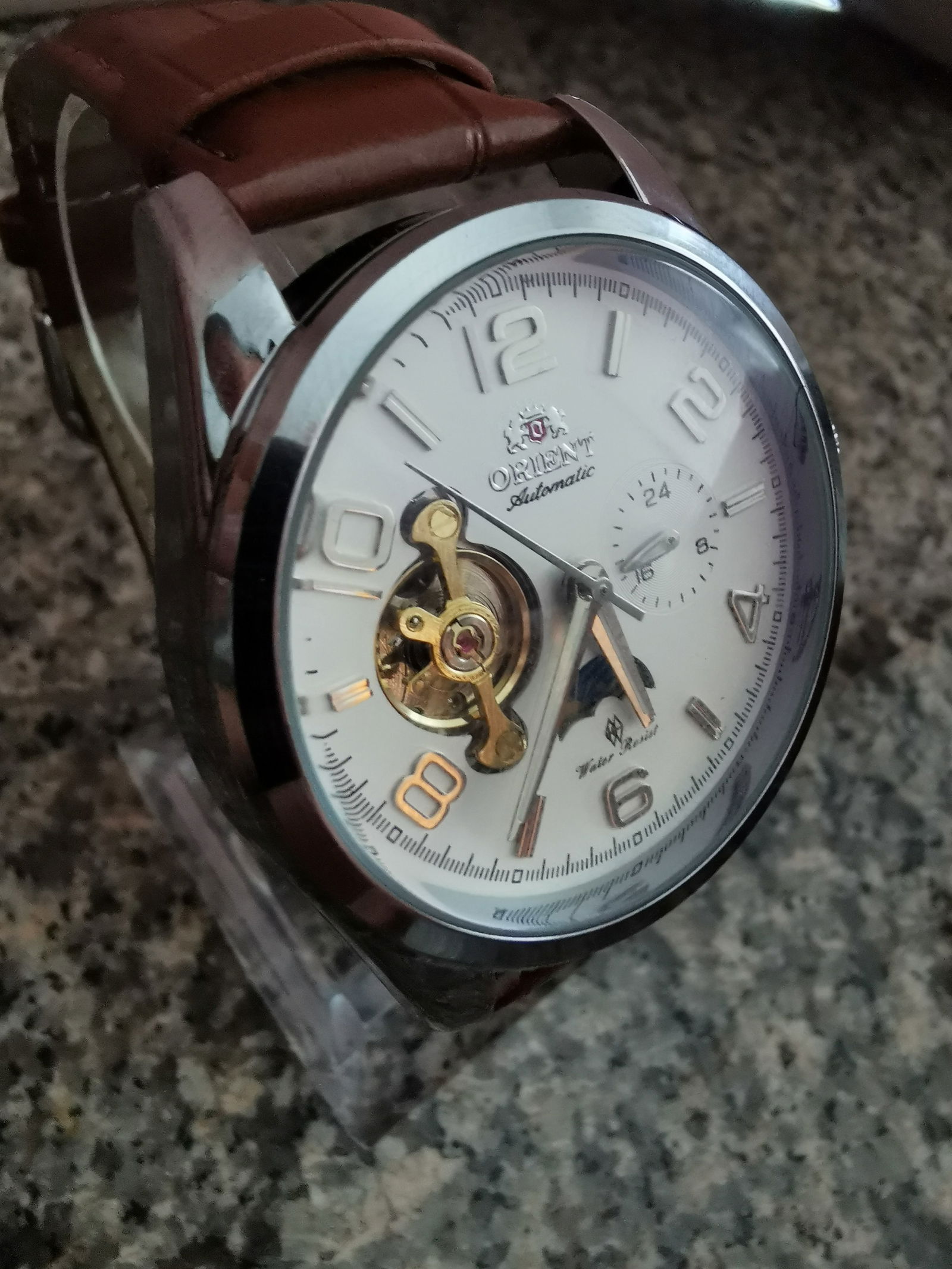 Orient Mens watch: Title: Orient Mens watch Description: A Orient mens wrist watch with automatic movement fitted with brown leather band Condition as new, measures approximately 44m including crown 
