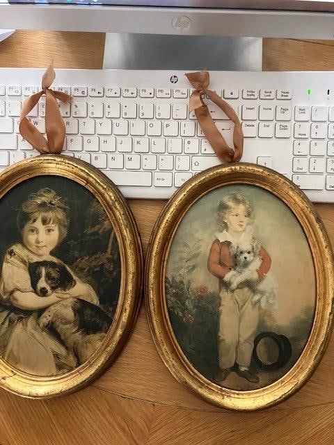 2 Italian Oval Pictures: Title: 2 Italian Oval Pictures Description: Width is 8 inches Length is 10.5 inches Excellent used condition Wooden frames Made in Italy. Mod Depositato. Condition: Used Delivery option: