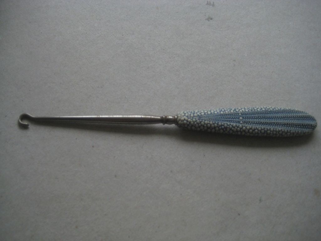 Antique Bakerlite Plastic Hafted Buttonhook: Title: Antique Bakerlite Plastic Hafted Buttonhook Description: Antique Bakerlite Plastic Hafted Buttonhook. Length in Inches is 6.75, and Weight is 21.5 Grams. 