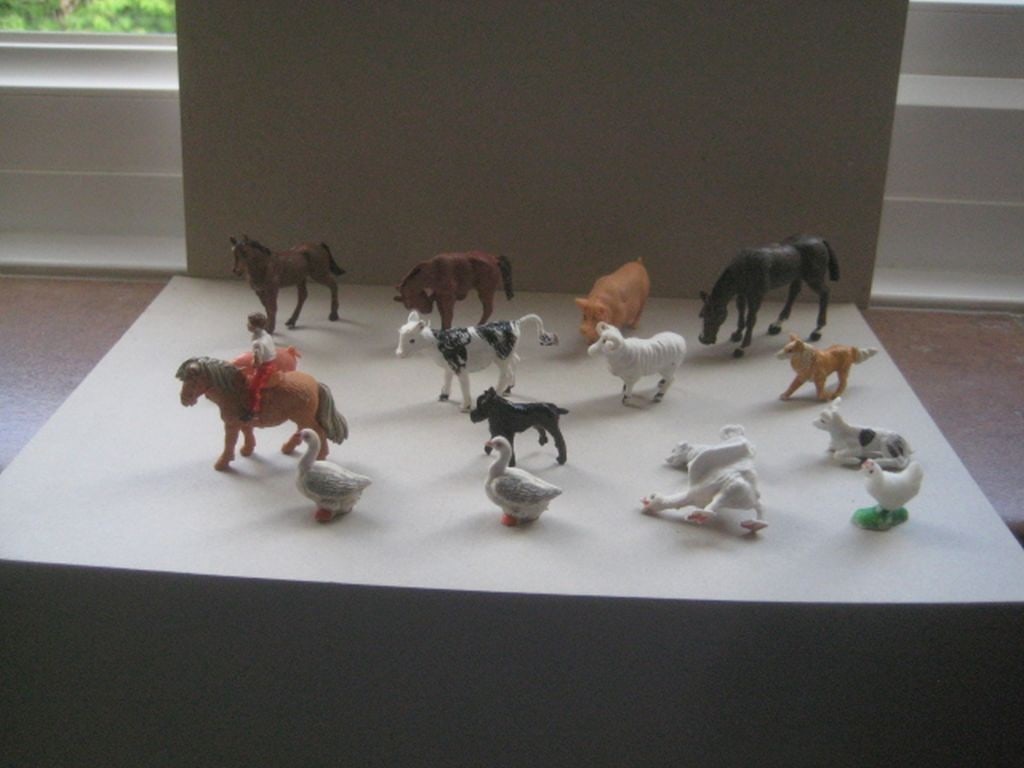 A Group of 16 Vintage Plastic Farm Animals: Title: A Group of 16 Vintage Plastic Farm Animals Description: A Group of 16 Vintage Plastic Farm Animals. Condition: Used Condition: Used Delivery option: