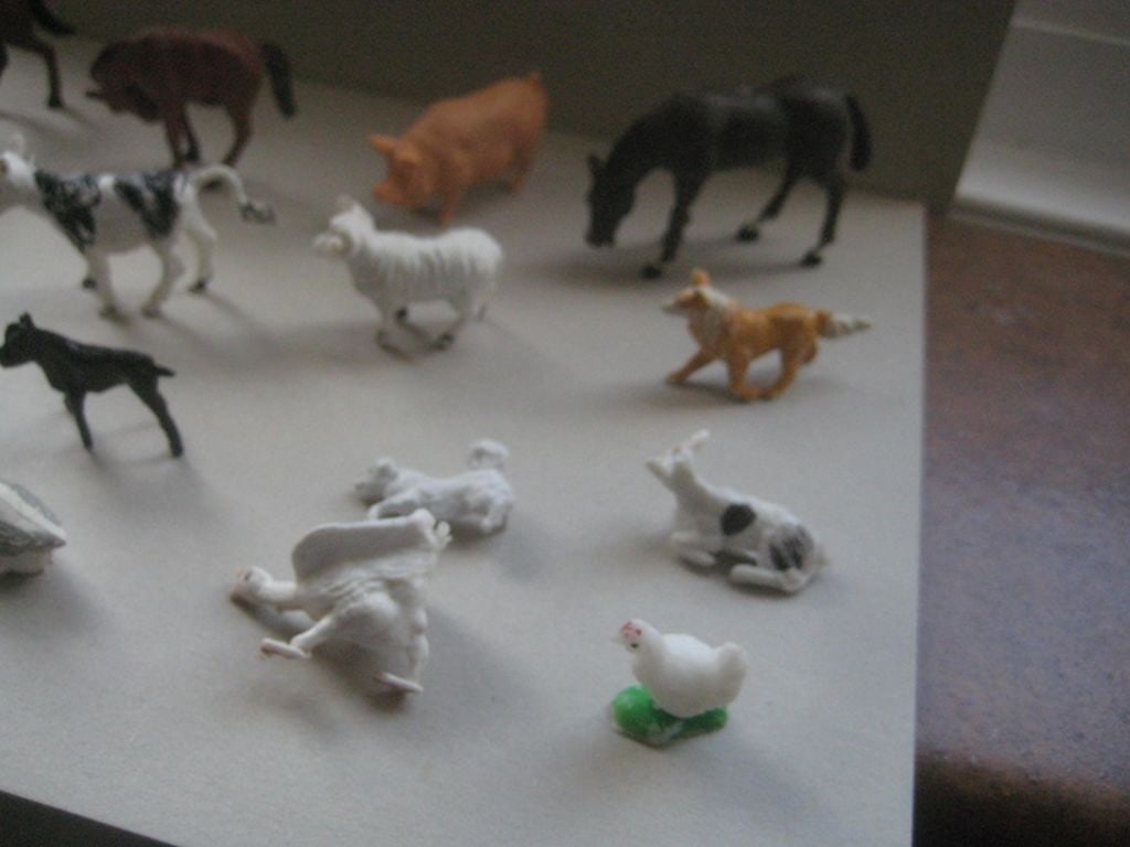 A Group of 16 Vintage Plastic Farm Animals - 3