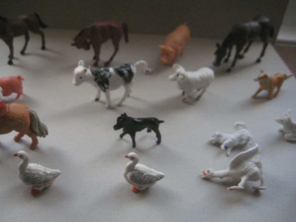 A Group of 16 Vintage Plastic Farm Animals - 4