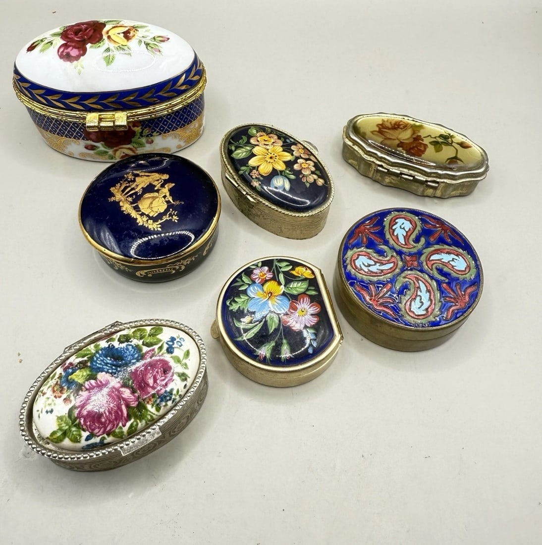 Joblot 7 Vintage Pill Boxes Trinket Boxes: Title: Joblot 7 Vintage Pill Boxes Trinket Boxes Description: Joblot 7 Vintage Pill Boxes Trinket Boxes UK postage £4.95 Condition: Used Delivery option: Delivery Location: BH25