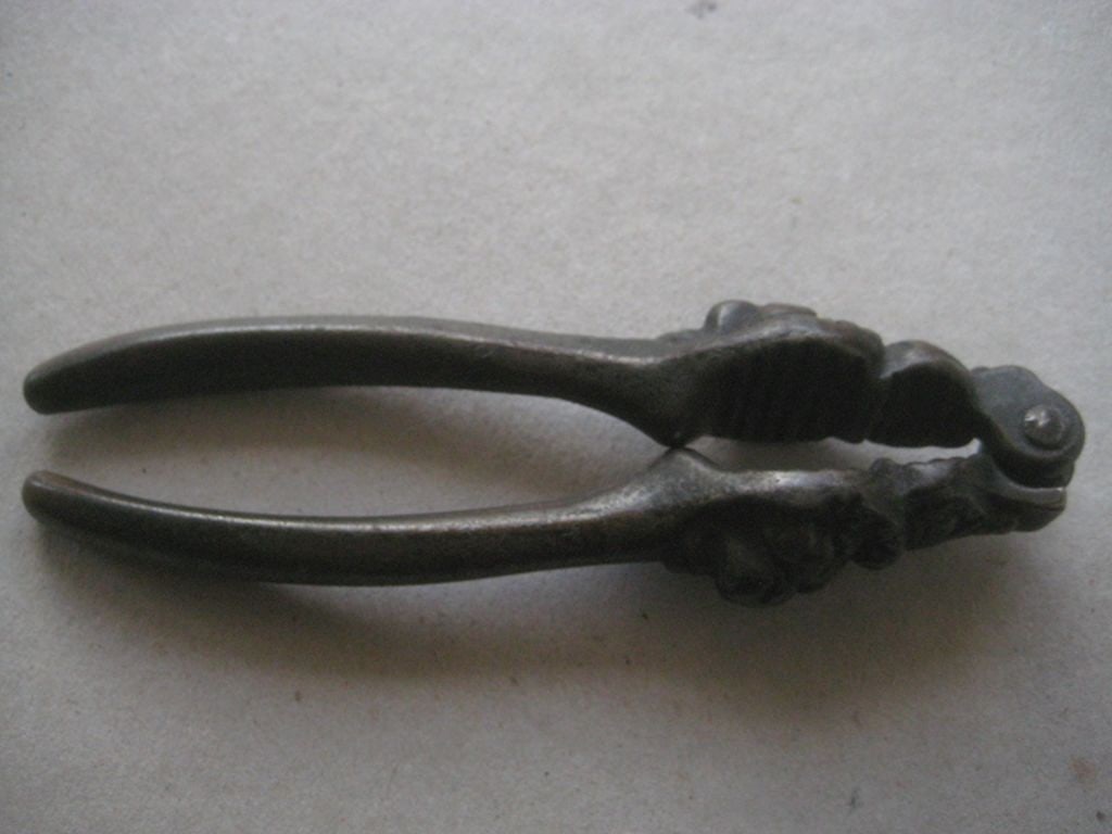 Antique Pair of Crowned Lion Head Pair of Cast Iron Nutcrackers - 2