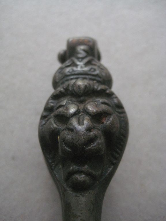 Antique Pair of Crowned Lion Head Pair of Cast Iron Nutcrackers - 4