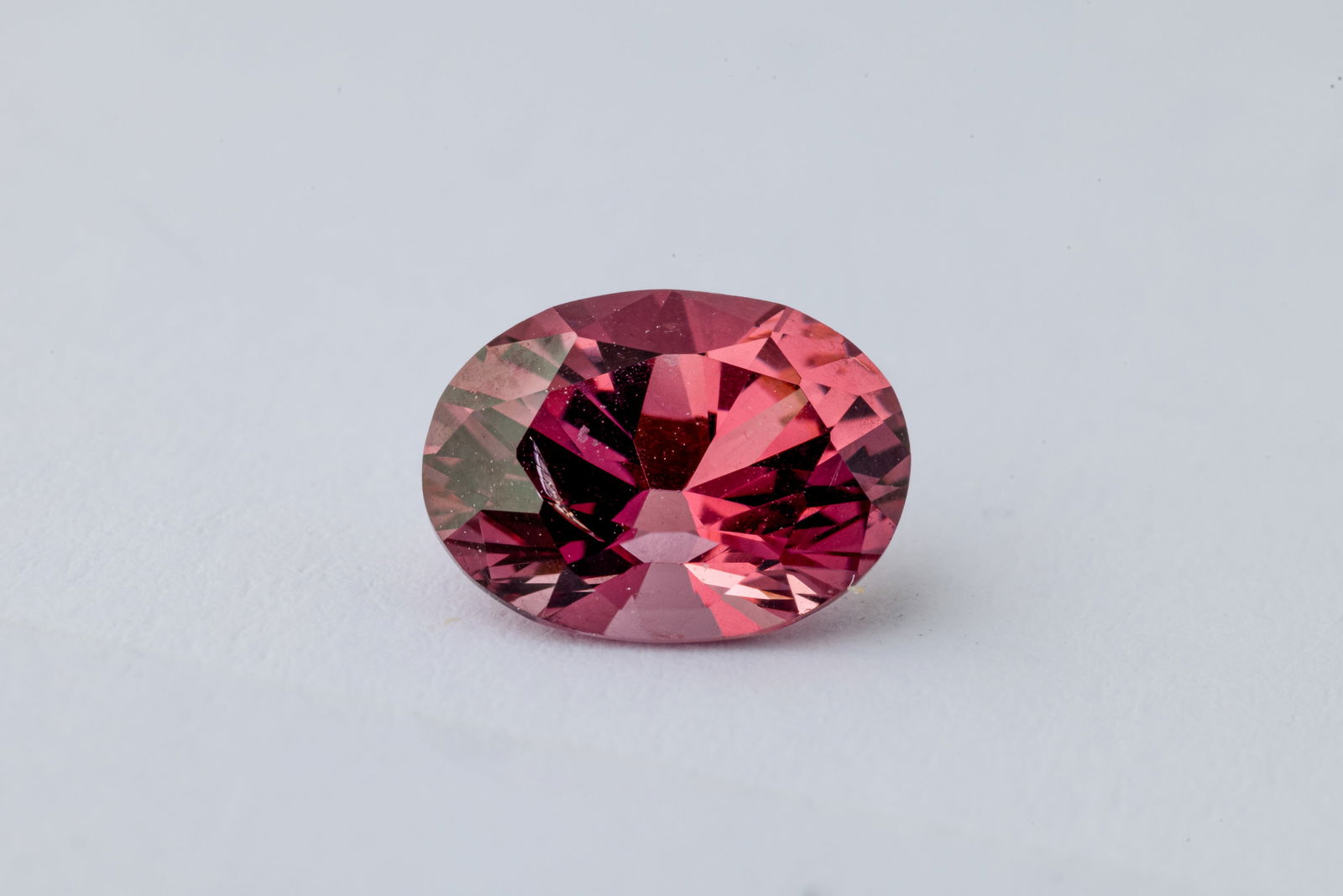 Spinell 1.65 Ct: Title: Spinell 1.65 Ct Description: Species: Natural Spinel Shape: Oval Measurements: 8.25x6.15x4.67mm Colour: Reddish pink Comment: Untreated&nbs