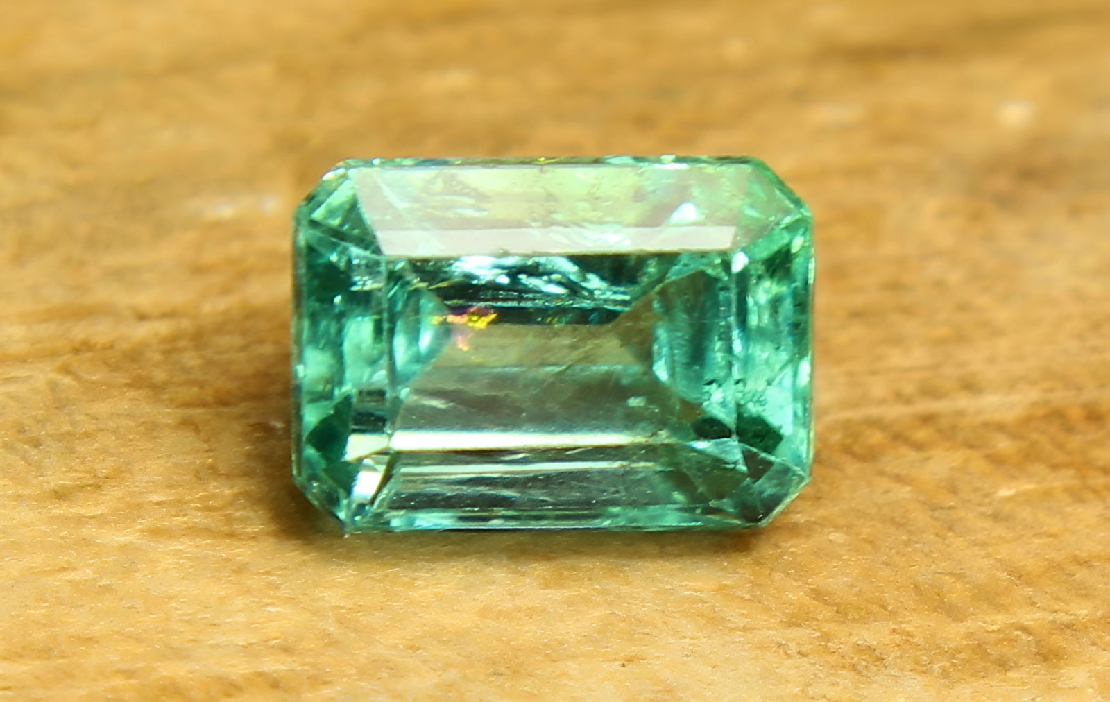 Emerald 1.07 Ct: Title: Emerald 1.07 Ct Description: Species: Beryl Variety: Emerald Shape: Emerald Cut Measurements: 6.92x4.96x4.18mm Colour: Green Certi