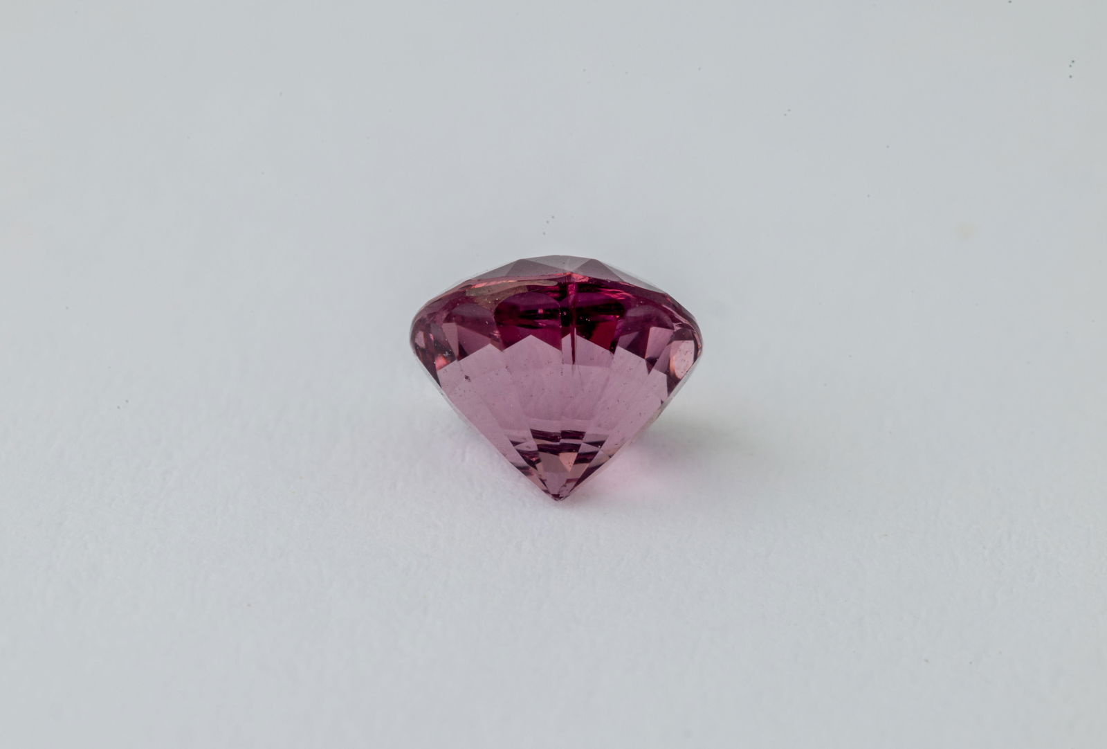 Spinell 0.95 Ct: Title: Spinell 0.95 Ct Description: Species: Natural Spinel Shape: Round Measurements: 5.45x4.45mm Colour: Reddish pink Comment: Untreated 